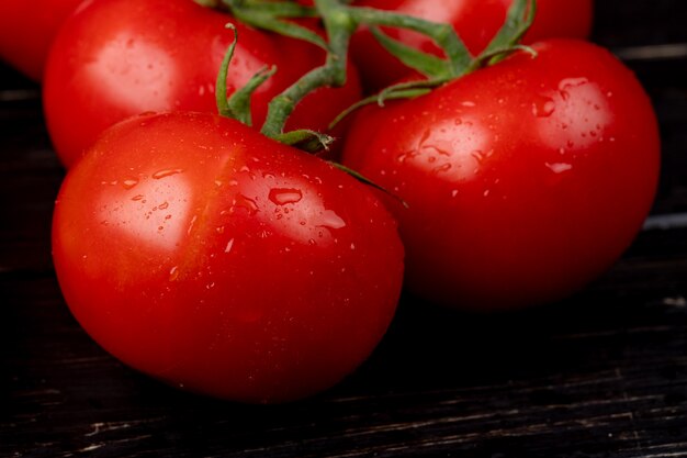 Vista cercana de tomates en la mesa de madera