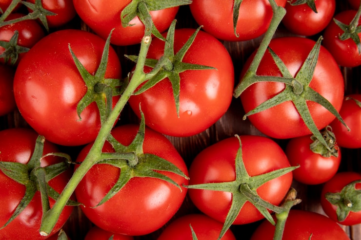 Foto gratuito vista cercana de tomates en la mesa de madera