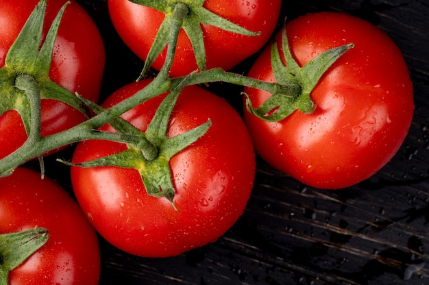 Vista cercana de tomates en la mesa de madera