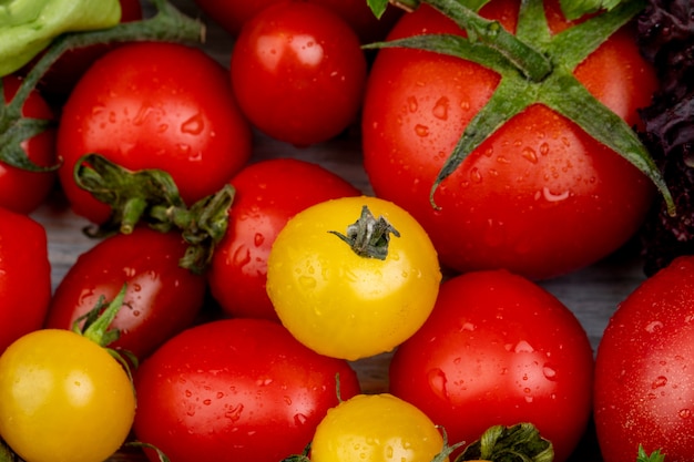 Vista cercana de tomates en la mesa de madera