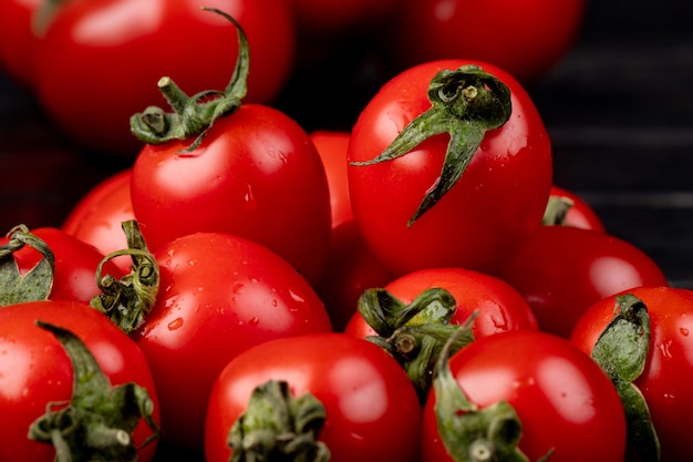 Vista cercana de tomates en la mesa de madera