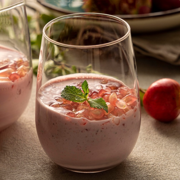 Foto gratuita vista cercana de yogur con granada