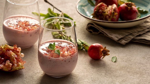 Foto gratuita vista cercana de yogur con granada