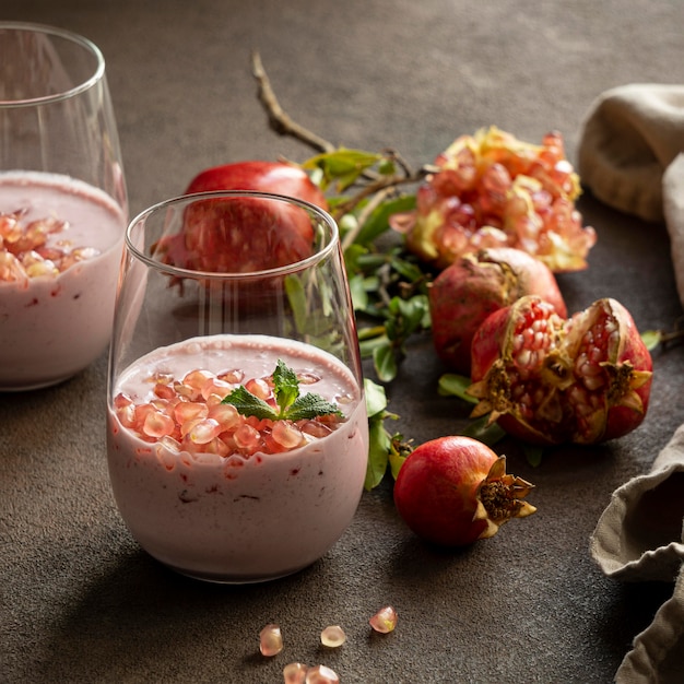 Foto gratuita vista cercana de yogur con granada