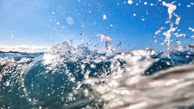 Vista de un chapoteo de agua en el mar Mediterráneo