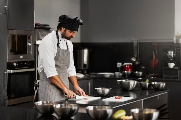 Foto gratuita vista del chef trabajando en la cocina.