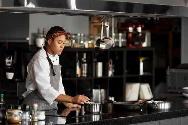 Foto gratuita vista del chef trabajando en la cocina.