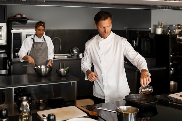 Foto gratuita vista del chef trabajando en la cocina.