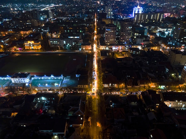 Vista de Chisinau desde un dron por la noche, mucha iluminación y rastros de luz y edificios, Moldavia