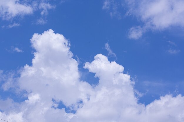 Vista del cielo azul y de nubes; fondo de la naturaleza