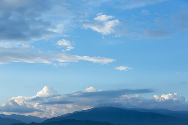 Vista del cielo azul y las nubes. fondo de la naturaleza