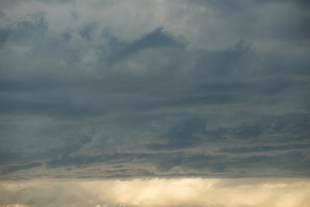 Vista del cielo durante la puesta de sol