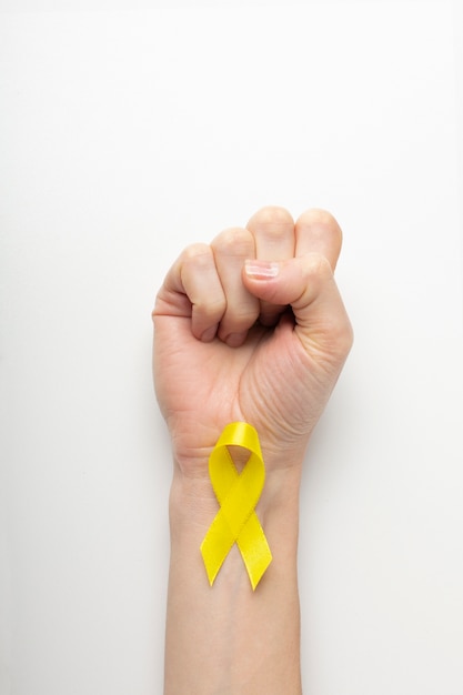 Foto gratuita vista, de, cinta amarilla, con, mano humana