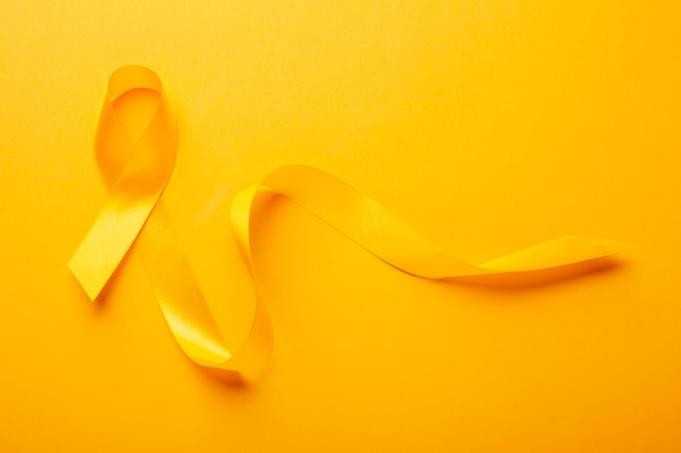 Vista de cinta amarilla sobre fondo amarillo