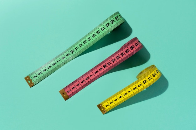 Foto gratuita vista de cinta métrica con centímetros como unidades de longitud