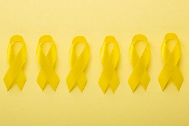 Vista de cintas amarillas sobre fondo amarillo