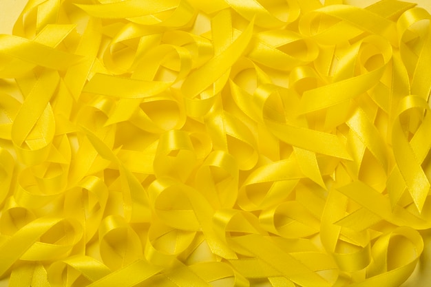 Vista de cintas amarillas sobre fondo amarillo