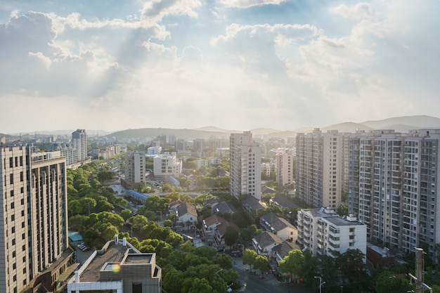 Foto gratuita vista de una ciudad con edificios y árboles