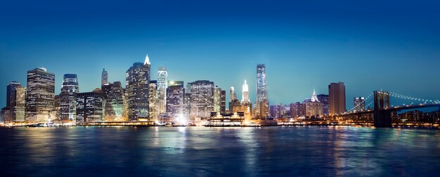 Una vista de la ciudad de Nueva York por la noche.