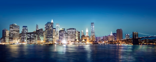 Una vista de la ciudad de Nueva York por la noche.