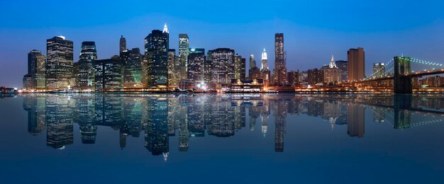 Una vista de la ciudad de Nueva York en la noche