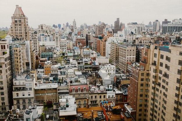 Vista de la ciudad de Nueva York desde las ventanas de los edificios de gran altura en el día