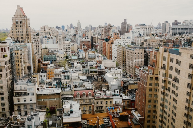 Vista de la ciudad de Nueva York desde las ventanas de los edificios de gran altura en el día