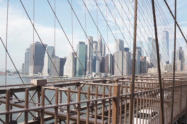 Foto gratuita vista de la ciudad desde un puente