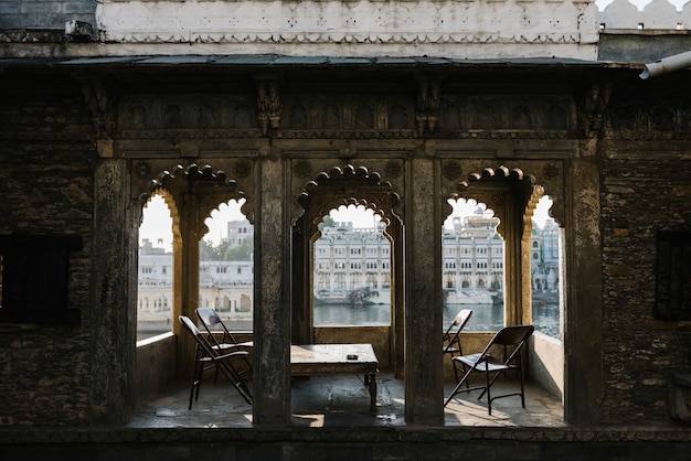 Foto gratuita vista de la ciudad de udaipur desde el balcón de un hotel en rajasthan, india