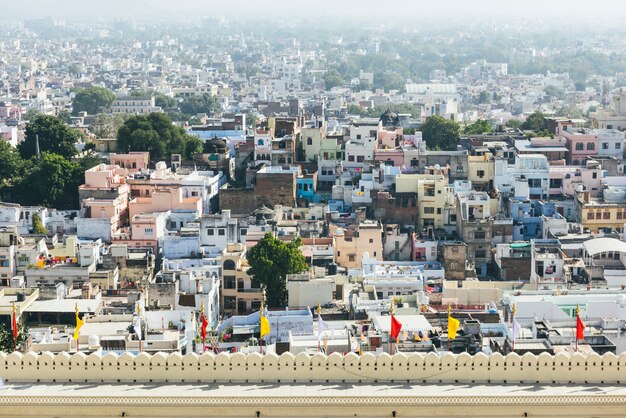 Vista de la ciudad de Udaipur desde el Palacio de la ciudad en Rajasthan, India