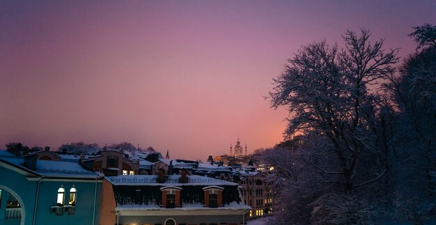 Vista desde la ciudad en las vacaciones de año nuevo en invierno al atardecer