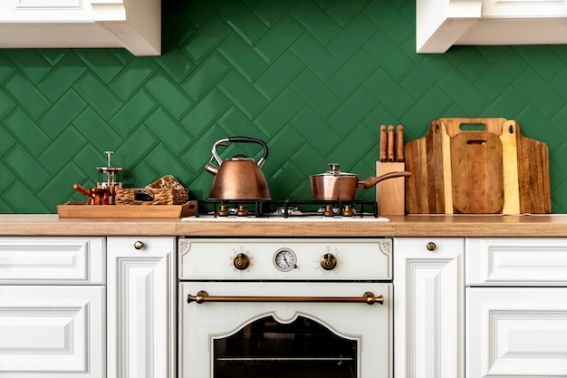 Foto gratuita vista de una cocina verde bellamente decorada