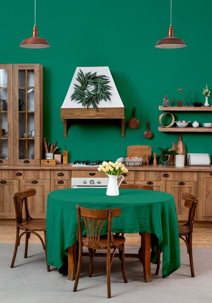 Vista de una cocina verde bellamente decorada