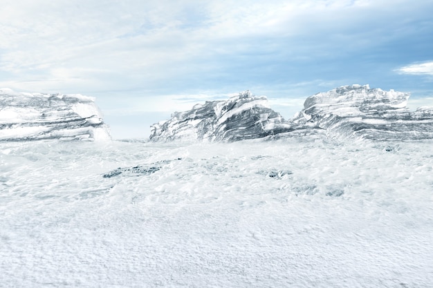 Vista de una colina nevada con fondo de cielo azul