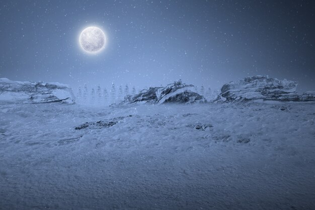 Vista de una colina nevada con nevadas y luna llena en la noche