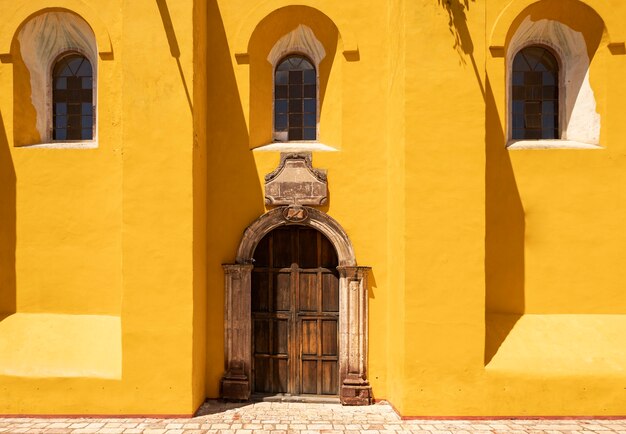 Vista de la colorida arquitectura urbana mexicana