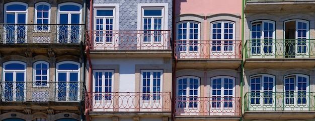 Vista de la colorida fachada tradicional en Oporto, Portugal