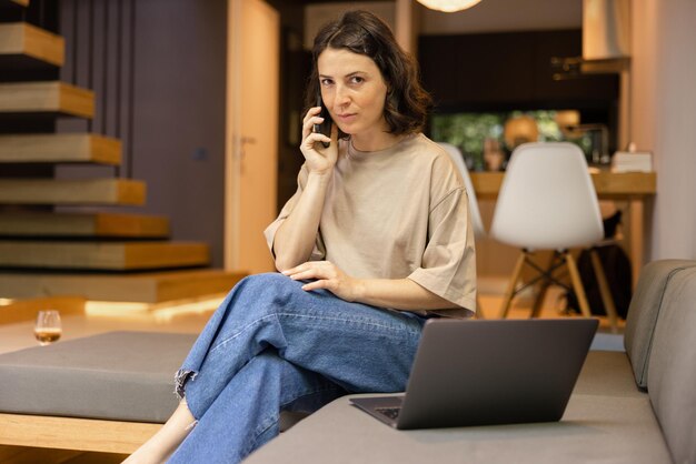 Vista completa de la mujer de negocios hablando por teléfono celular