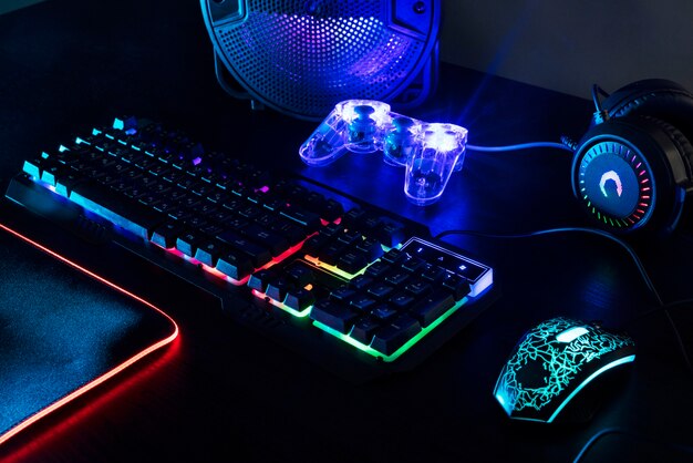 Vista de la configuración y el controlador del teclado para juegos de neón iluminado