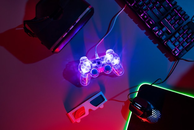 Vista de la configuración del teclado y el controlador de juegos de neón iluminados