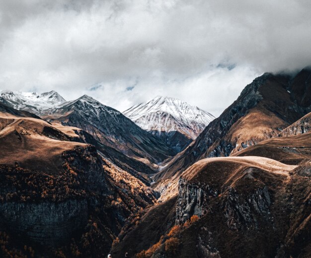 Vista de una cordillera bajo un cielo nublado