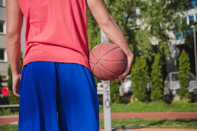 Vista cortada de jugador de baloncesto