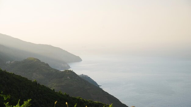 Vista de la costa del mar de Liguria Italia