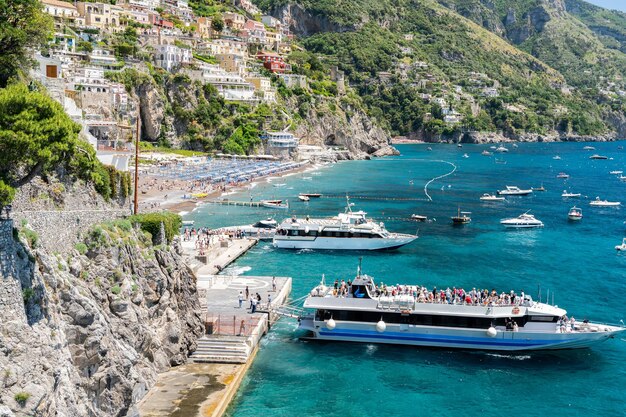 Vista de la costa del mar Tirreno en Positano Italia