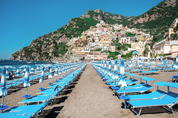 Vista de la costa del mar Tirreno en Positano Italia