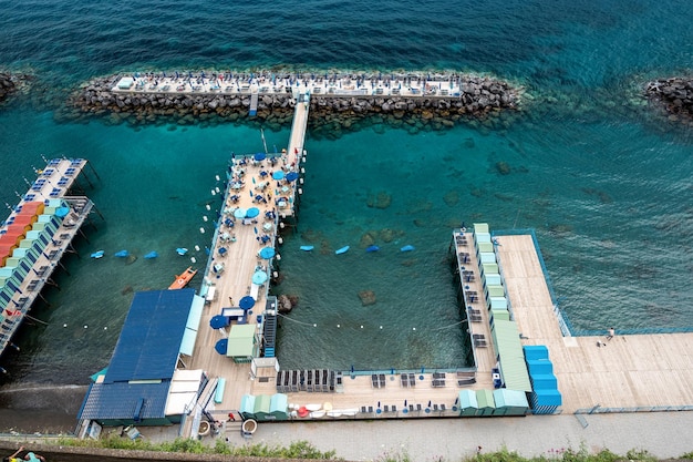 Vista de la costa del mar Tirreno en Sorrento Italia