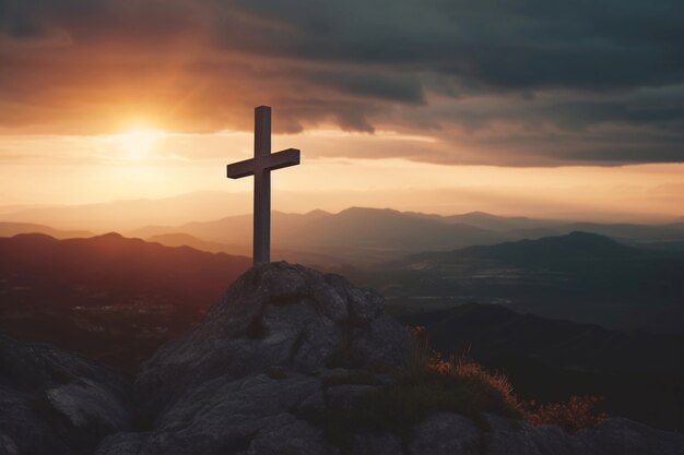 Vista de la cruz religiosa en la cima de la montaña con cielo y nubes