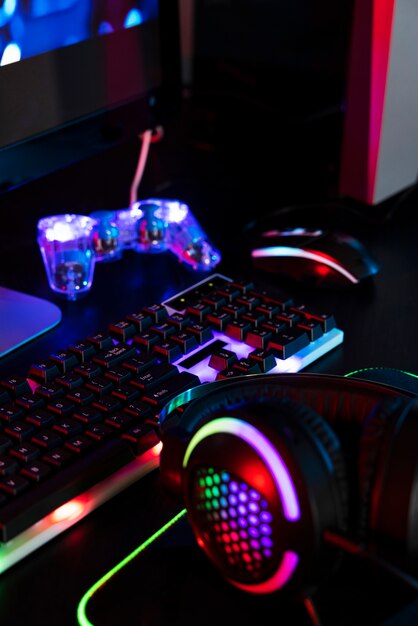 Vista degradada de la configuración del escritorio de juegos de neón iluminado con teclado
