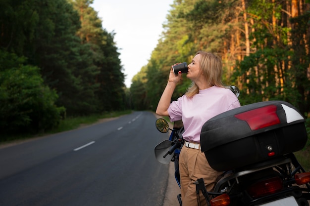 Foto gratuita vista delantera de una anciana con motocicleta