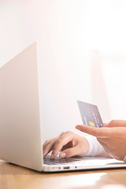 Vista delantera del concepto de compras en línea